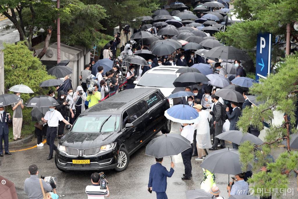고 박원순 서울시장의 발인식이 열린 13일 서울 종로구 서울대학교병원 장례식장에서 운구 차량이 영결식을 위해 서울시청으로 이동하고 있다. / 사진=이기범 기자 leekb@