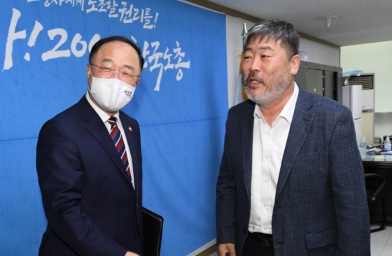 홍남기 부총리 겸 기획재정부 장관(왼쪽)이 지난 29일 서울 여의도 한국노총회관에서 김동명 한국노총위원장과 만났다./사진제공=기획재정부