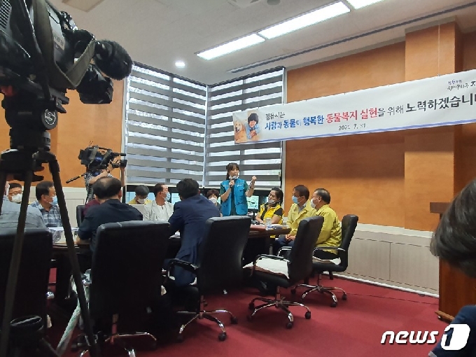 정읍시반려동물단체, 동물구조 비글네트워크, 정읍 동물보호 명예감시원 등 동물보호단체 회원들이 정읍시의 유기동물보호소 운영과 관리감독에 대해 강하게 비난했다. 한 동물단체 회원이 발언하고 있다.2020.07.31/© 뉴스1 박제철 기자