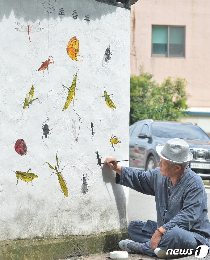 초충도(草蟲圖) 명인 이철우 화백이 31일 오후 경북 포항시 북구 용흥동 주택가 벽에 풀벌레를 소재로 한 작품을 그리고 있다. 2020.7.31/뉴스1 © News1 최창호 기자© 뉴스1