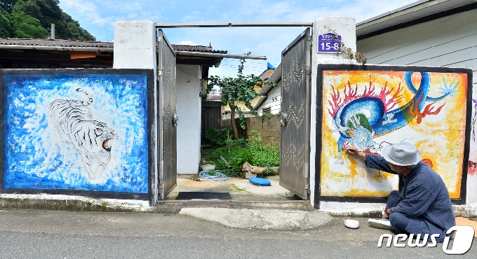 초충도(草蟲圖) 명인 이철우 화백이 31일 오후 경북 포항시 북구 용흥동 주택가 벽에 호랑이와 용 벽화를 그리고 있다.  2020.7.31/뉴스1 © News1 최창호 기자