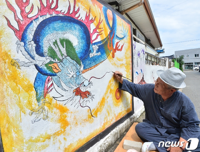 초충도(草蟲圖) 명인 이철우 화백이 31일 오후 경북 포항시 북구 용흥동 주택가 벽에 용 벽화를 그리고 있다2020.7.31/뉴스1 © News1 최창호 기자