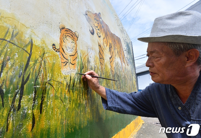 초충도(草蟲圖) 명인 이철우 화백이 31일 오후 경북 포항시 북구 용흥동 주택가 벽에 호랑이 벽화를 그리고 있다. 2020.7.31/뉴스1 © News1 최창호 기자