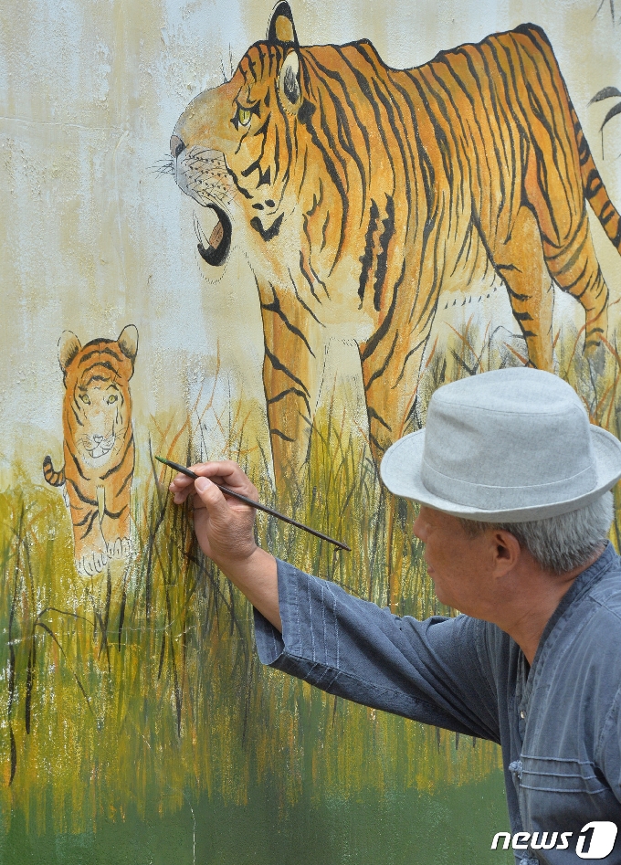 초충도(草蟲圖) 명인 이철우 화백이 31일 오후 경북 포항시 북구 용흥동 주택가 벽에  호랑이 가족 벽화를 그리고 있다. 2020.7.31/뉴스1 © News1 최창호 기자
