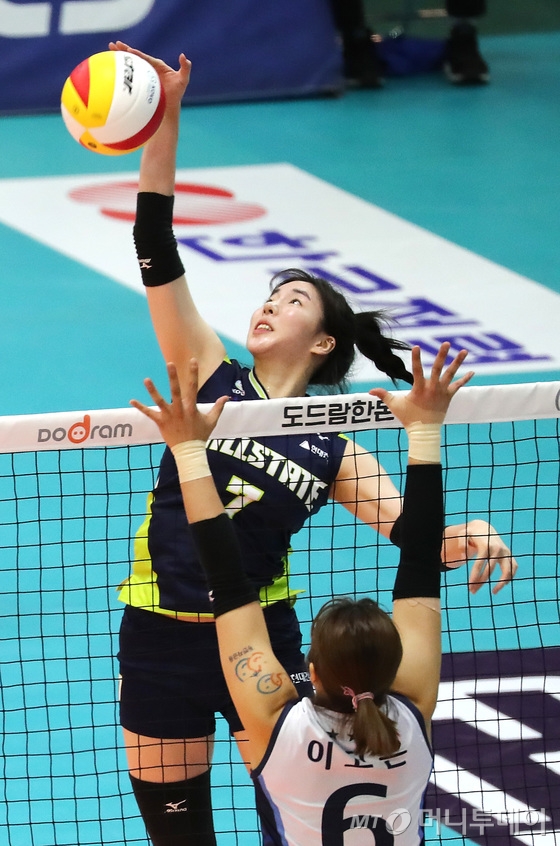 2017-2018 도드람 프로배구 V-리그 여자부 현대건설과 IBK기업은행의 경기에서 현대건설 고유민이 공격을 하고 있다. 2018.2.6/뉴스1