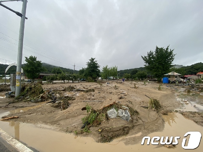 경기도 일원에 밤새 집중호우가 쏟아지면서 2일 오전 7시 32분께 경기 이천시 율면 산양저수지가 일부 붕괴됐다. 둑이 무너지면서 쏟아진 물이 아래 마을을 휩쓸고 지나가 농경지와 주택이 침수되는 피해가 발생했다. 엄태준 시장을 비롯한 이천시 관계자들은 정확한 사고 경위와 피해정도를 파악하는 한편, 지원 및 복구대책을 마련하고 있다.(이천시 제공) /© News1