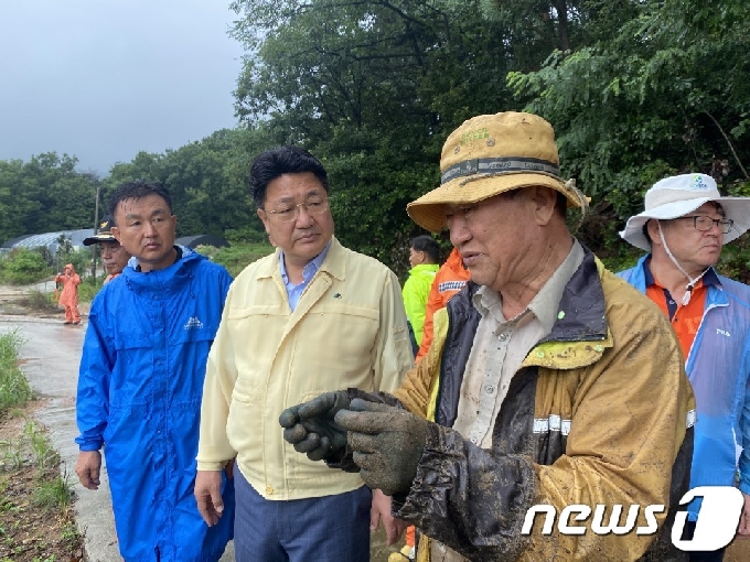 경기도 일원에 밤새 집중호우가 쏟아지면서 2일 오전 7시 32분께 경기 이천시 율면 산양저수지가 일부 붕괴됐다. 둑이 무너지면서 쏟아진 물이 아래 마을을 휩쓸고 지나가 농경지와 주택이 침수되는 피해가 발생했다. 엄태준 시장을 비롯한 이천시 관계자들은 정확한 사고 경위와 피해정도를 파악하는 한편, 지원 및 복구대책을 마련하고 있다.(이천시 제공)2020.8.2 /뉴스1