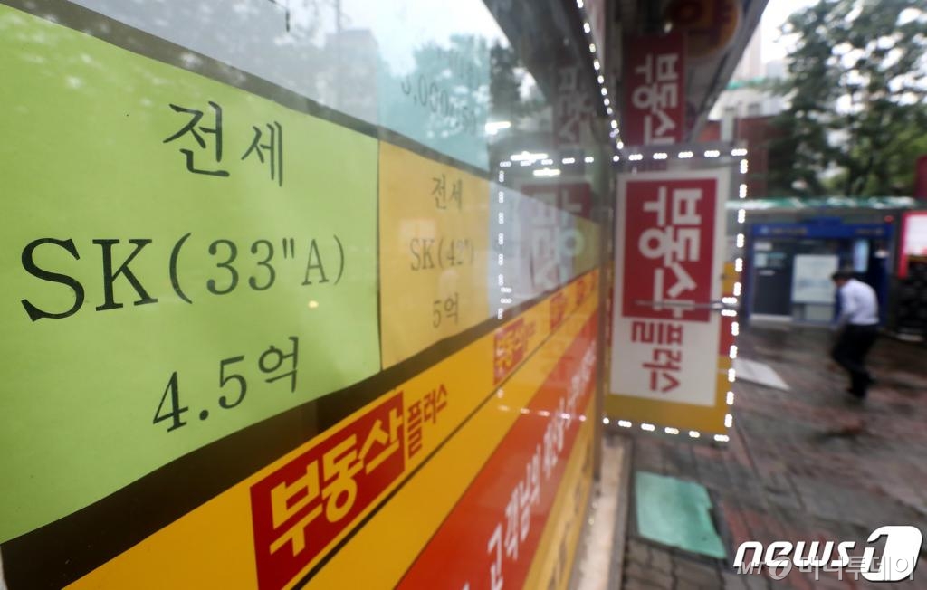 2일 KB부동산의 ‘월간 주택가격 동향’에 따르면 지난달 서울 강북(14개구)지역 아파트 평균 전세가격은 4억180만원으로, KB가 해당 통계를 작성하기 시작한 2011년 6월 이후 처음으로 4억원을 돌파했다. 강북 아파트 평균 전세가격은 2015년 11월(3억242만원) 3억원대에 진입한 뒤 56개월 만에 1억원이 더 올라 4억원대에 들어섰다. 사진은 이날 서울 강북의 한 아파트 단지 부동산 정보란에 4억대 전세매물이 붙어 있다. /사진=뉴스1