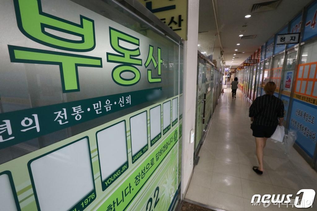 지난달 29일 오전 서울 송파구 아파트 단지의 한 부동산 사무소에 매물 정보란이 비어 있다. 임대차 3법 등 부동산 규제에 서울 전세값 폭등 및 매물 품귀현상이 벌어지고 있다. 한국감정원에 따르면 서울의 아파트 전셋값은 지난주까지 56주 연속 상승하고 있다. /사진=뉴스1
