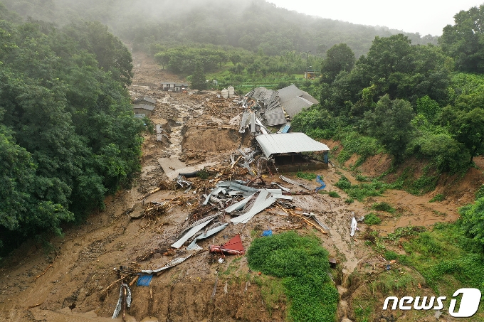 2일 오전 경기도 안성시 일죽면 화봉리에서 폭우로 산사태가 발생해 양계장이 무너져있다. 이 사고로 1명이 숨졌다. 2020.8.2/뉴스1 © News1 조태형 기자