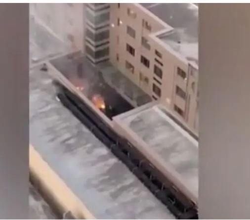 [청두=AP/뉴시스] 중국 쓰촨성 청두의 미국 총영사관 앞에서 26일 시민들이 기념촬영을 하고 있다. 총영사관은 27일 폐쇄된다. 2020.07.27