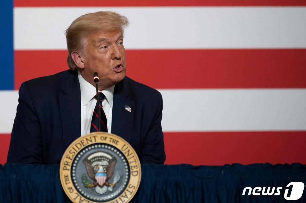(워싱턴 AFP=뉴스1) 우동명 기자 = 도널드 트럼프 미국 대통령이 30일(현지시간) 워싱턴에 위치한 적십자 본부를 방문해 라운드 테이블 토론에 참석을 하고 있다. ⓒ AFP=뉴스1