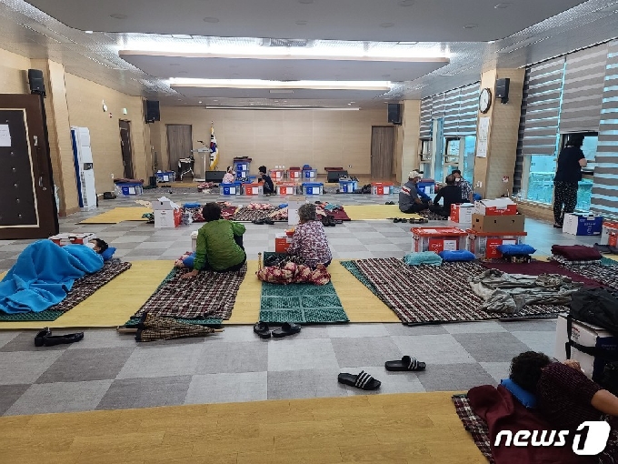 제천시 신곡리 주민들이 산곡저수지 붕괴 우려로 화산동사무소에 마련된 임시 대피소에서 생활하고 있다.2020.8.3© 뉴스1 조영석 기자