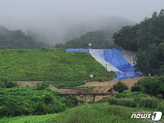 지난 2일 폭우로 제방 일부가 유실된 제천시 산곡저수지에 더 이상의 유실을 방지하기 위해 덮개가 씌어진채 보강 공사를 벌이고 있다.2020.8.3© 뉴스1 조영석 기자