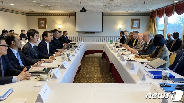 (서울=뉴스1) = 정은보 한미방위비분담협상대사와 제임스 드하트 미 국무부 방위비분담협상대표가 14일(현지시간) 미국 워싱턴DC에서 열린 제11차 한미방위비분담특별협정(SMA) 협상을 하고 있다. (외교부 제공) 2020.1.15/뉴스1