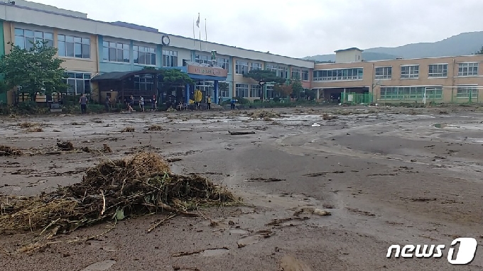 250㎜의 폭우로 운동장 흙 대부분이 떠내려간 충남 아산시 송악면 송남초등학교에서 4일 오전 복구작업이 이뤄지고 있다. © 뉴스1
