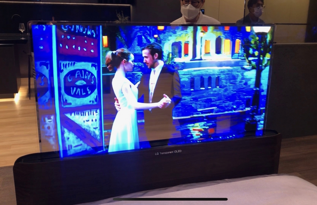 3일 방문한 서울 마곡 LG사이언스파크 LG디스플레이 OLED 쇼룸. 침대 발밑에서 올라온 투명 OLED 패널이 전체 사이즈로 확장된 모습. /사진=박소연 기자