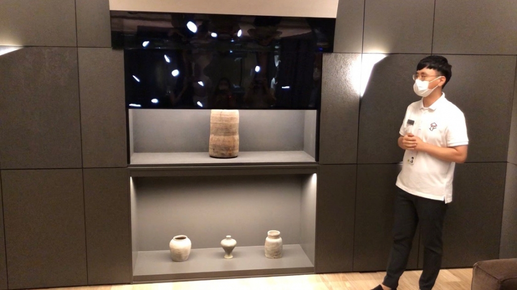 3일 방문한 서울 마곡 LG사이언스파크 LG디스플레이 OLED 쇼룸. 거실 천정에 숨겨져 있던 가변형 TV가 내려오고 있다. /사진=박소연 기자