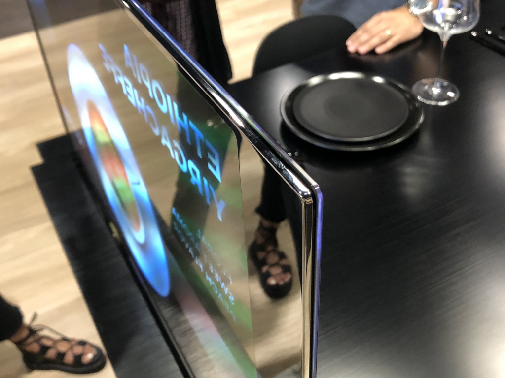 3일 방문한 서울 마곡 LG사이언스파크 LG디스플레이 OLED 쇼룸. 주방 식탁에 적용된 투명 OLED 패널 두께가 1mm 정도로 얇다. 충격 방지를 위해 강화유리 등을 덧댔다. /사진=박소연 기자