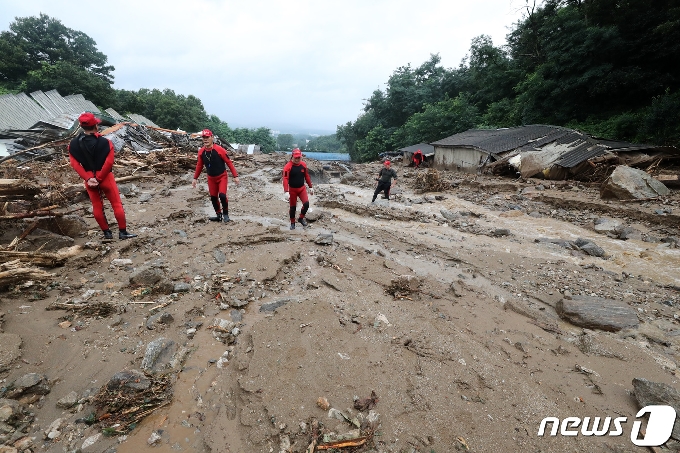 2일 오전 경기도 안성시 일죽면 화봉리에서 폭우로 산사태가 발생해 양계장이 무너져있다. 이 사고로 1명이 숨졌다. 2020.8.2/뉴스1 © News1 조태형 기자