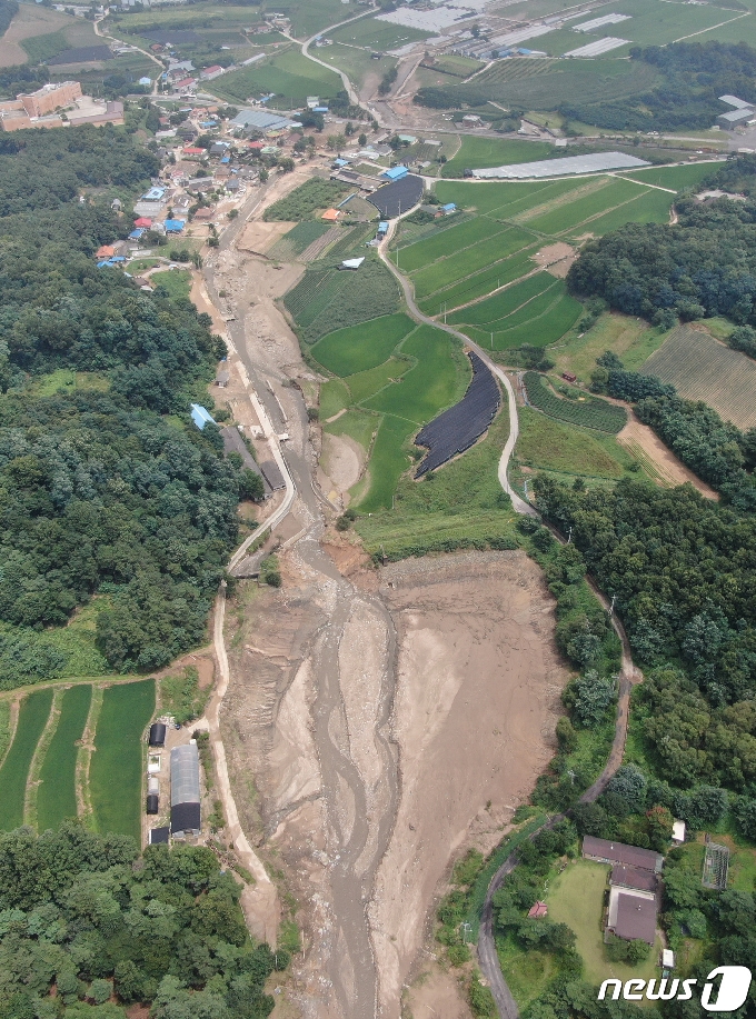 4일 경기 이천시 율면 산양저수지 둑이 지난 2일 새벽에 내린 폭우로 무너져있다. 2020.8.4/뉴스1 © News1 박지혜 기자