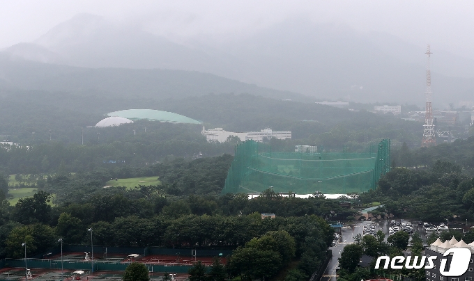 사진은 이날 경기 구리시 갈매더샵나인힐스 아파트에서 바라본 서울 노원구 태릉골프장 일대. 2020.8.4/뉴스1 © News1 구윤성 기자