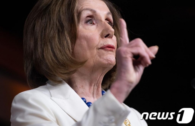 (서울=뉴스1) 박지혜 기자 = 국제 금값 고공행진에 '은' 가격도 덩달아 급등했다. 29일 서울 종로구 한국금거래소에서 직원이 실버바를 들어보이고 있다. 전문가들은 투자처를 찾지 못한 유동자금이 금 가격대비 저평가된 '은' 시장에 지속적으로 유입될 것이라며 향후 코로나19 사태가 백신 개발 등으로 진정세를 보이기 전까지 추가 상승세는 이어질 것이라고 전망했다.  2020.7.29/뉴스1