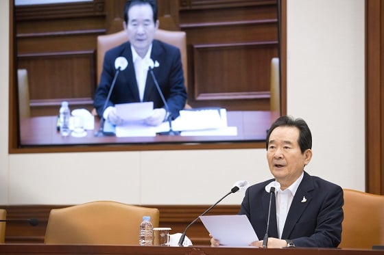 정세균 국무총리가 6일 오전 서울 종로구 정부서울청사 영상회의실에서 열린'제12회 과학기술관계장관회의' 를 주재하고 있다.이날 열린 회의에는 최기영 과학기술정보통신부 장관 등이 참석했다/사진=과기정통부