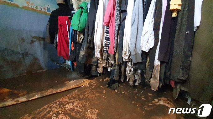 엿새째 철원지역에 최대 700㎜에 육박하는 폭우가 쏟아진 6일 강원도 철원군 김화읍 생창리 주민들이 침수로 파손된 가구와 가재도구를 정리하고 있다. 2020.8.6/뉴스1 © News1 황덕현 기자