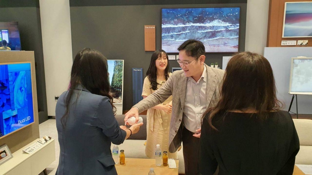 이재용 삼성전자 부회장이 6일 삼성전자 수원사업장을 찾아 육아를 병행하고 있는 여성 임직원들과 간담회를 가졌다. /사진제공=삼성전자