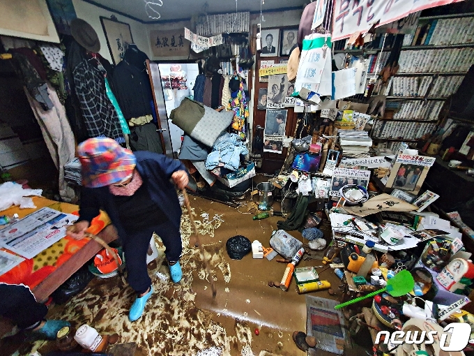 엿새째 이어진 비로 철원지역에 최대 700㎜에 육박하는 폭우가 쏟아진 6일 강원도 철원군 김화읍 생창리 주민들이 침수로 파손된 가구와 가재도구를 정리하고 있다. 2020.8.6/뉴스1 © News1 황덕현 기자