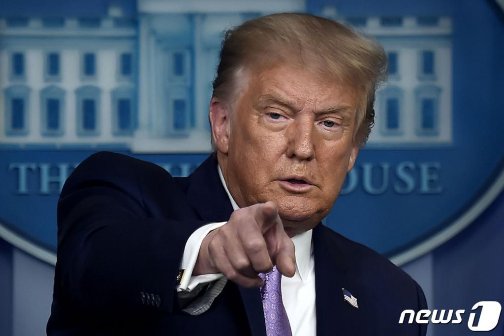 도널드 트럼프 미국 대통령이 5일(현지시간) 워싱턴 백악관 브래디룸에서 가진 언론 브리핑서 질문에 답변을 하고 있다.  ⓒ AFP=뉴스1