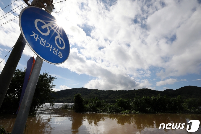 6일 오후 경기도 파주시 율곡수목원 인근에 침수된 자전거 전용길 너머로 파란 하늘이 보이고 있다. 2020.8.6/뉴스1 © News1 이동해 기자