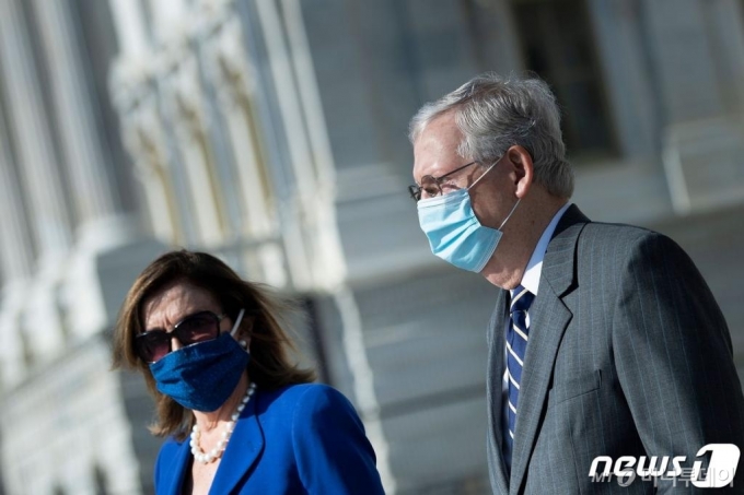 낸시 펠로시 미국 하원의장(왼쪽)과 미치 매코널 상원 원내대표