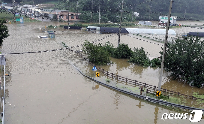6일 오전 임진강 인근의 경기도 파주시 파평면 율곡1리 일대가 집중호우와 임진강 수위 상승으로 물에 잠겨 있다. 2020.8.6/뉴스1 © News1 이동해 기자