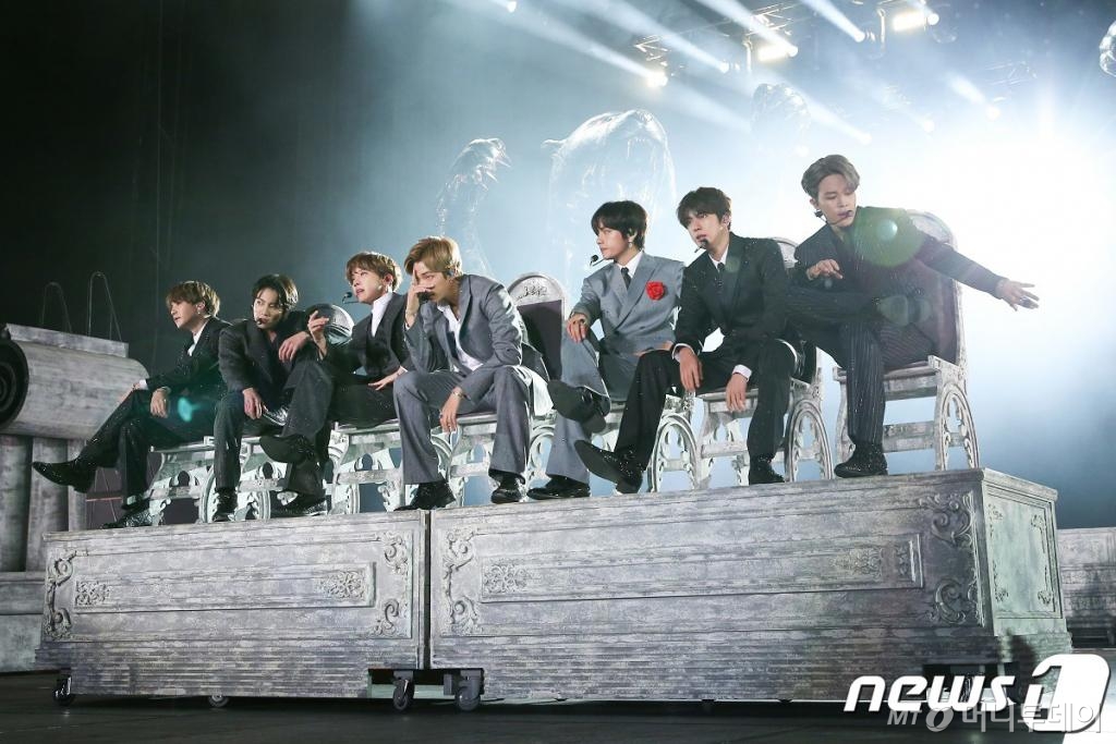 방탄소년단(BTS) 슈가(왼쪽부터), 정국, 제이홉, RM, 뷔, 진, 지민이 2019년 10월29일 오후 서울 송파구 잠실 올림픽 주경기장에서 열린 콘서트에서 화려한 공연을 선보이고 있다. (빅히트 제공) 2019.10.29/ 뉴스1