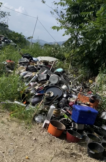 집 마당에 놓인 폐기물들./사진=남형도 기자