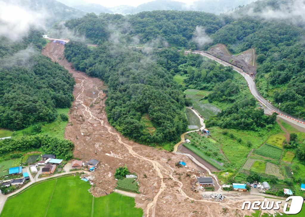 (곡성=뉴스1) 황희규 기자 = 8일 오후 전남 곡성 오산면 한 마을의 일부 주택들이 산사태로 인해 토사로 뒤덮여 있다.   전날 오후8시29분쯤 해당 마을 뒷산에서 쏟아진 토사로 주택 5채가 매몰돼 5명이 숨졌다.(독자 제공) 2020.8.8/뉴스1