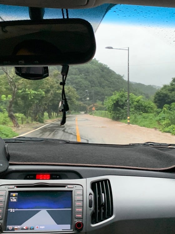 도로에 물이 차오른 전남 담양군 지곡리 모습/사진=박경담 기자