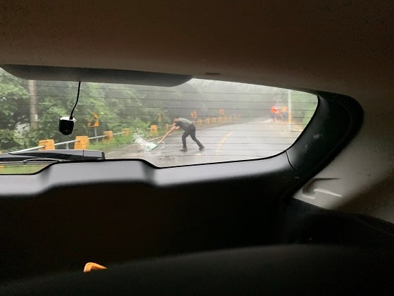 전남 담양군 도로에서 공무원이 도로 복구 작업을 하고 있는 모습/사진=박경담 기자