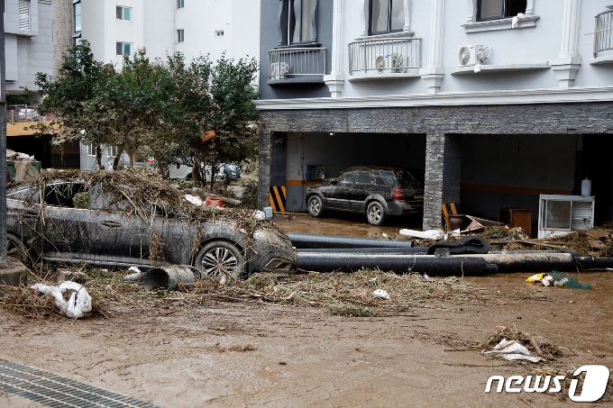 9일 오전 범람한 강물이 빠져나간 전남 구례군 구례읍의 한 건물 앞에 주차된 차량이 쓰레기를 뒤집어 쓴 채 홍수 당시의 상황을 말없이 설명하고 있다.2020.8.9./뉴스1 © News1 지정운 기자