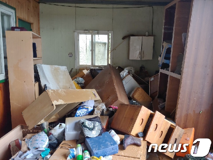 폭우가 그친 9일 오후 전남 구례군 광평마을 한 주택에 침수 피해를 입은 가구들이 널브러져 있다.2020.8.9/뉴스1 © News1