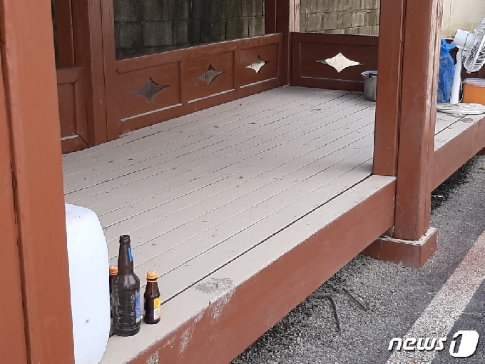 제원리 마을 경로당로 침수돼 어르신들의 쉼터가 사라졌다. 사진은 경로당 앞에 설치돼 있는 정자가 침수돼 뿌옇게 흙이 말라 붙은 모습이다© 뉴스1 심영석 기자