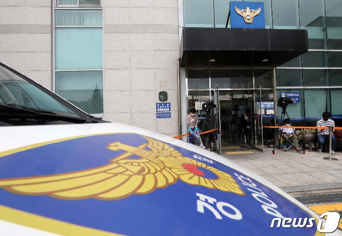 고 박원순 전 서울시장의 사인 규명을 위한 서울시 관계자들에 대한 조사가 진행중인 19일 오후 서울 성북구 성북경찰서 앞에서 취재진들이 대기하고 있다. 2020.7.19/뉴스1 © News1 이동해 기자