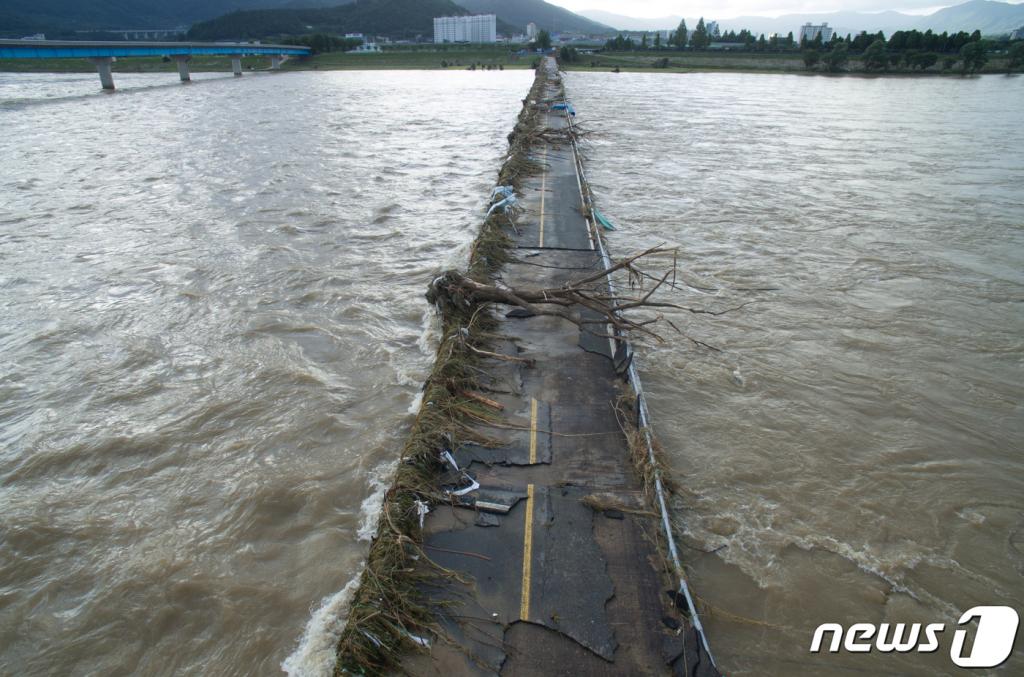 (구례=뉴스1) 허경 기자 = 폭우가 지나간 9일 전남 구례군 구례읍 문척교에 큰나무 한그루 등  부유물들이 가득 걸려 있다. 20202.8.9/뉴스1