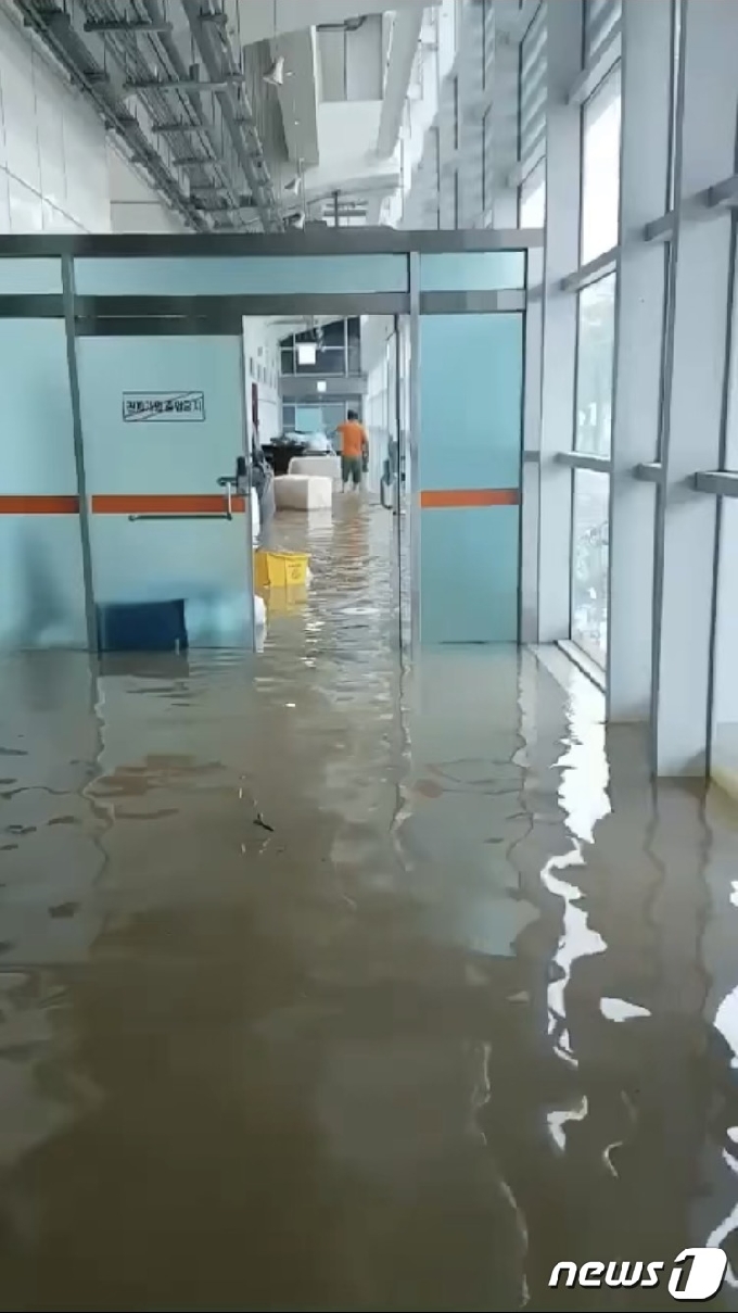 집중호우로 8일 광주 도시철도 1호선 평동역 역사가 침수됐다.(광주도시철도 제공) 2020.8.8 /뉴스1 © News1