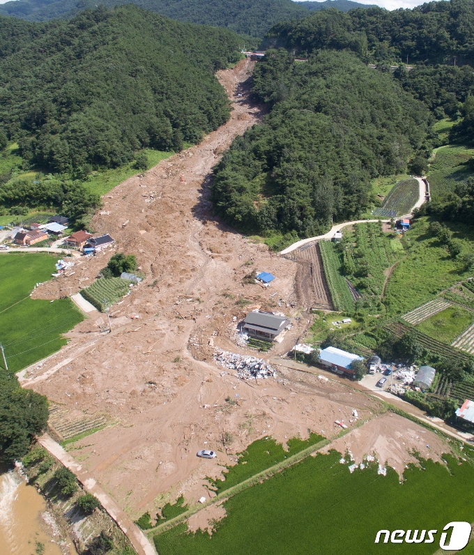 9일 전남 곡성 오산면 한 마을의 일부 주택들이 산사태로 인해 토사로 뒤덮여 있다. 지난 7일 오후8시29분쯤 해당 마을 뒷산에서 쏟아진 토사로 주택 5채가 매몰돼 5명이 숨졌다. 2020.8.9 /뉴스1 © News1 허경 기자