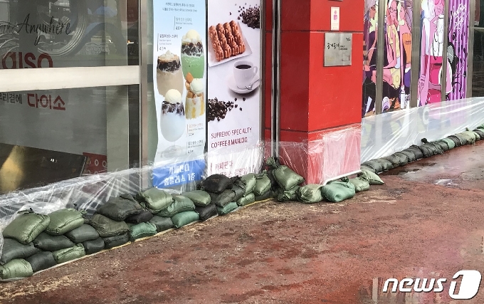 10일 오전 부산 남구 감만동의 한 대형마트가 침수를 대비해 모래주머니를 쌓아 뒀다.2020.8.10/뉴스1© 이유진 기자