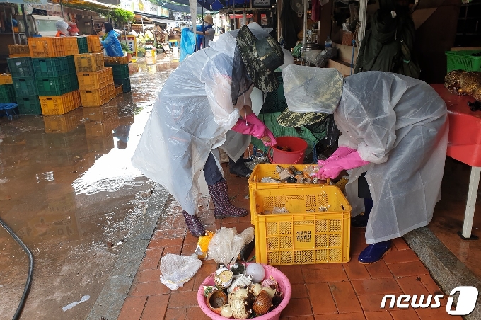 상품이 될만한 제품을 골라내는 자원봉사자들. © 뉴스1