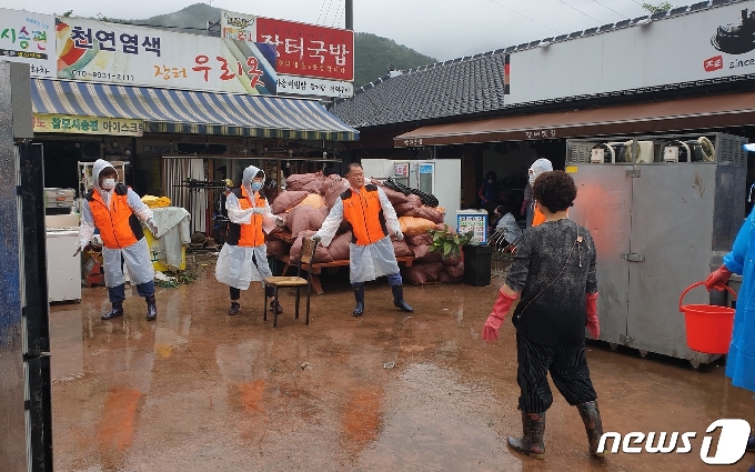 화개장터 피해복구 작업에 도움을 주기 위해 달려온 진주의용소방대 연합회에서 물건을 옮기고 있다. © 뉴스1